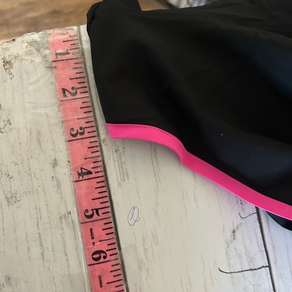 NWT ladies medium under Armour Fly By 2.0 Short pink and black - Picture 8 of 8